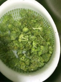 家常菜西兰花炒肉做法图解1)