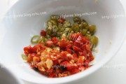 美味的剁椒滑炒虾球做法图解3)