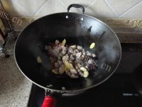 回味无穷的牛腩炖魔芋做法图解9)