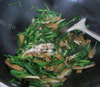 家常菜香干炒韭菜做法图解7)