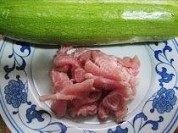 西葫芦炒肉丝做法图解1)