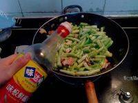 简单易做的五花肉炖豆角做法图解8)