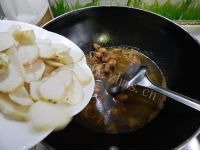美味的芋头烧鸡块做法图解12)