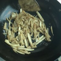 家常茄子炒芹菜做法图解5)