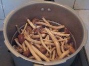 营养丰富的茶树菇炖排骨做法图解3)