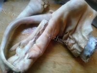 爱吃黄豆烧猪脚猪尾做法图解1)