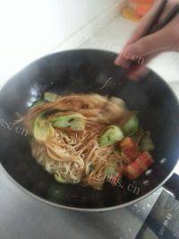 香鲜至极的海鲜炒面做法图解5)