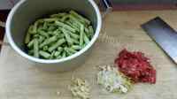 家常菜干煸豆角做法图解1)