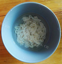 回味无穷的蒜香脆皮肠做法图解4)