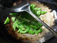 下酒菜尖椒炒花生米做法图解6)