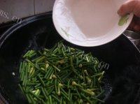 「美味可口」蒜薹炒肉做法图解7)