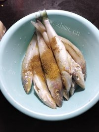 椒盐沙丁鱼做法图解2)