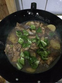 色泽鲜亮的铁锅炖鱼做法图解10)