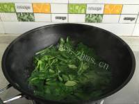 美味的菠菜猪肝粥做法图解5)