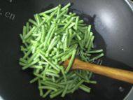 美味清炒豇豆做法图解5)