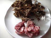 在家做茶树菇排骨汤做法图解1)