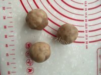 自制广式莲蓉月饼做法图解2)
