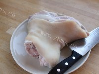 美味的冰糖肘子做法图解1)