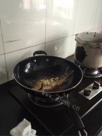 家常菜烧鲫鱼做法图解6)