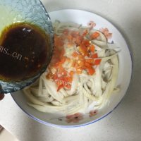 美味凉拌手撕麻辣杏鲍菇做法图解8)