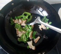 诱人的茄子炒肉做法图解6)