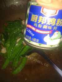 家常菜荷兰豆炒虾仁做法图解8)