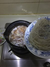 鲜香美味的肉丝虾仁粉丝煲做法图解4)