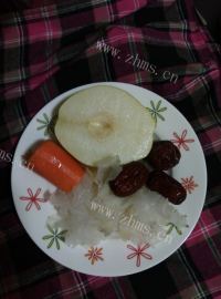 美味的冰糖银耳炖雪梨做法图解1)