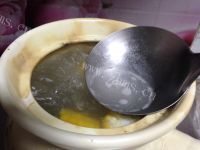 莲藕玉米排骨汤做法图解11)