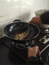 家常菜烧鲫鱼做法图解9)
