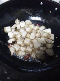 味道不错的五花肉烧土豆做法图解5)