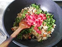 酸甜可口的杂蔬番茄炒饭做法图解7)