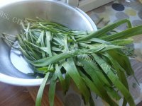 家常菜土豆丝炒韭菜做法图解3)