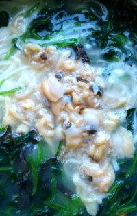 美味菠菜蛤蜊鲜汤面做法图解5)