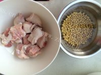 美味的黄豆炖猪蹄做法图解1)