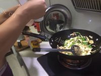 家常青椒豆皮炒肉做法图解6)