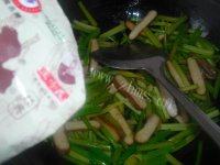喷香的芹菜炒豆干做法图解7)