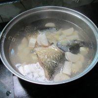 美味的鱼头萝卜汤做法图解4)