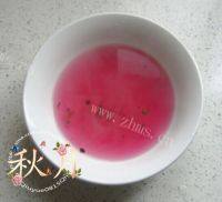 美味的胭脂藕片做法图解8)