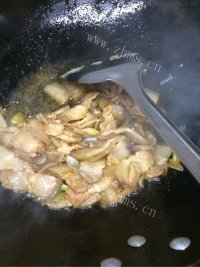 美味的菜花炒肉做法图解4)