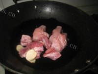 保健山药银耳瘦肉汤做法图解2)