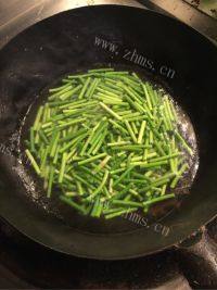 家常菜蒜苔炒肉做法图解4)