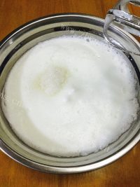 自制葡萄干戚风蛋糕做法图解13)