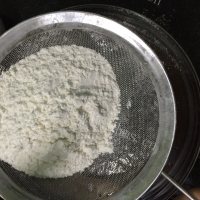 香甜的巧克力熔岩蛋糕做法图解8)
