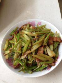 家常菜肉片炒芹菜