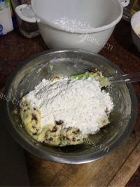 好吃的初级蔓越莓饼干做法图解5)