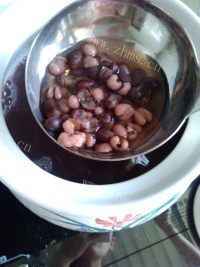 美味的红豆薏米粥做法图解5)