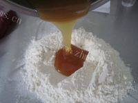 自制莲蓉蛋黄月饼做法图解2)