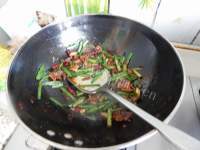 色味俱佳的蒜苗炒五花肉做法图解19)