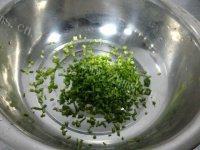 饱满的芹菜猪肉水饺做法图解3)